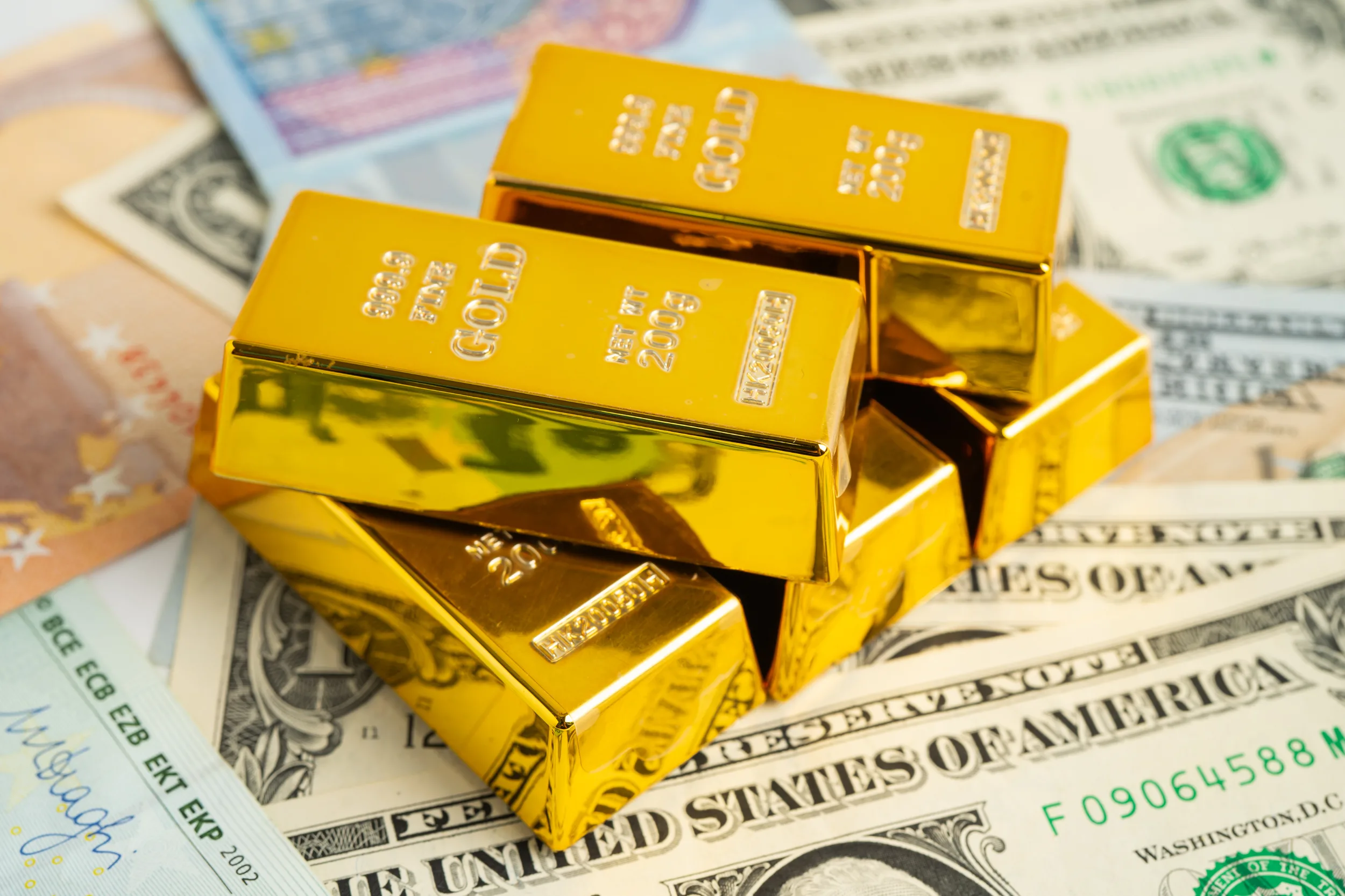 ارتفاع أسعار الذهب مدعومة بضعف الدولار