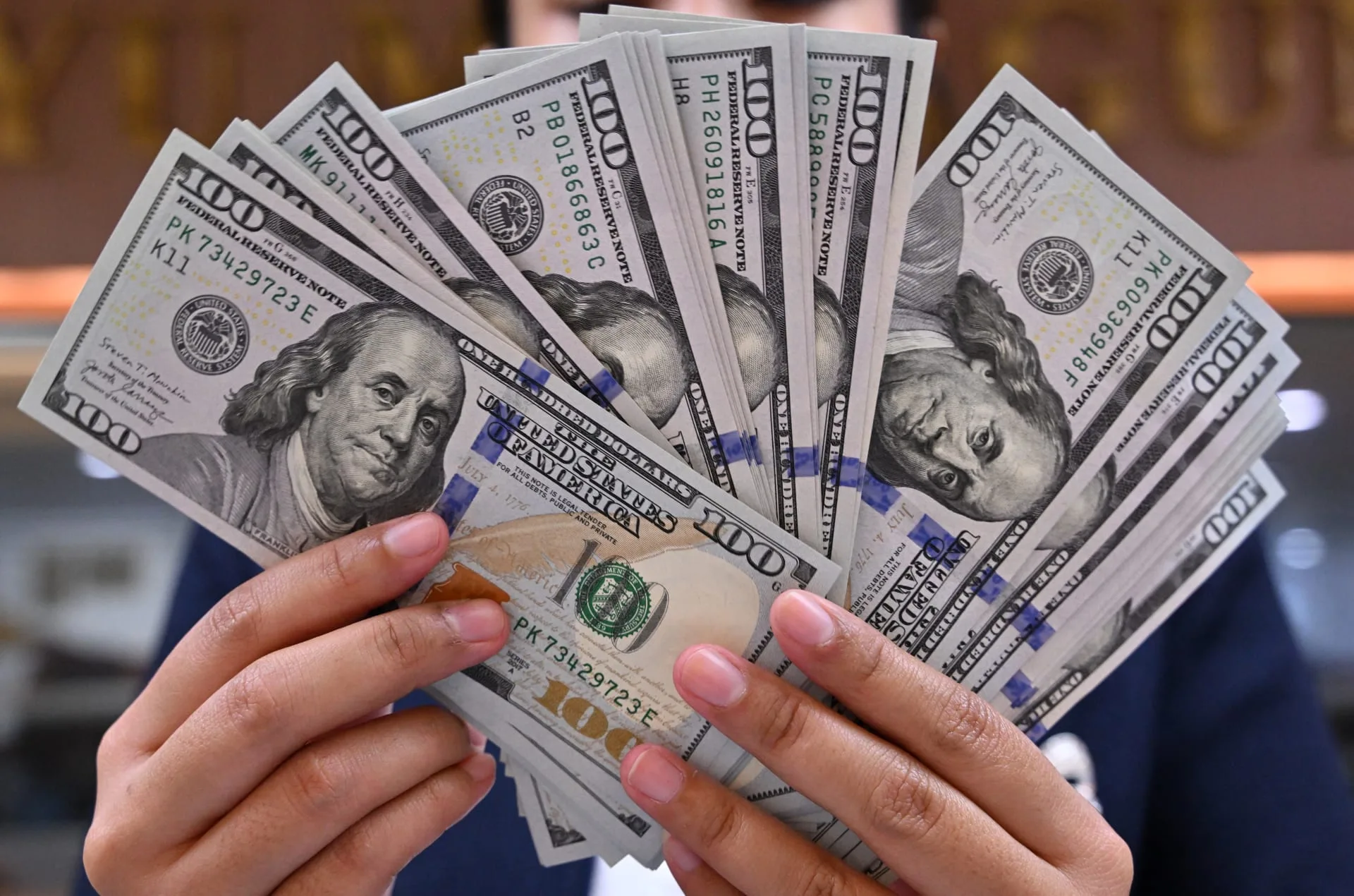 الدولار يتراجع أمام العملات الرئيسية مع هبوط أسعار النفط
