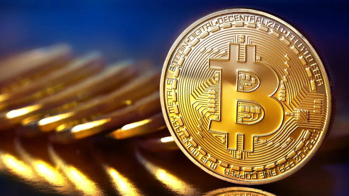 “بيتكوين” تتراجع بقوة مع تصاعد القلق على الاقتصاد العالمي وتدفقات سلبية على صناديقها