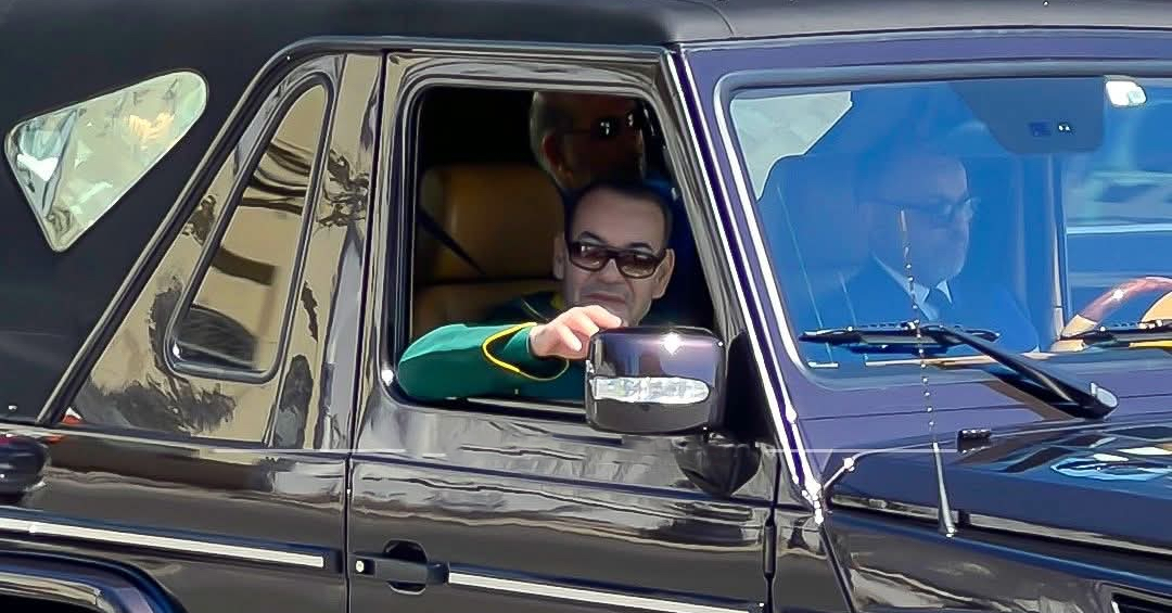 الملك محمد السادس يحل بطنجة وسط استقبال شعبي حار