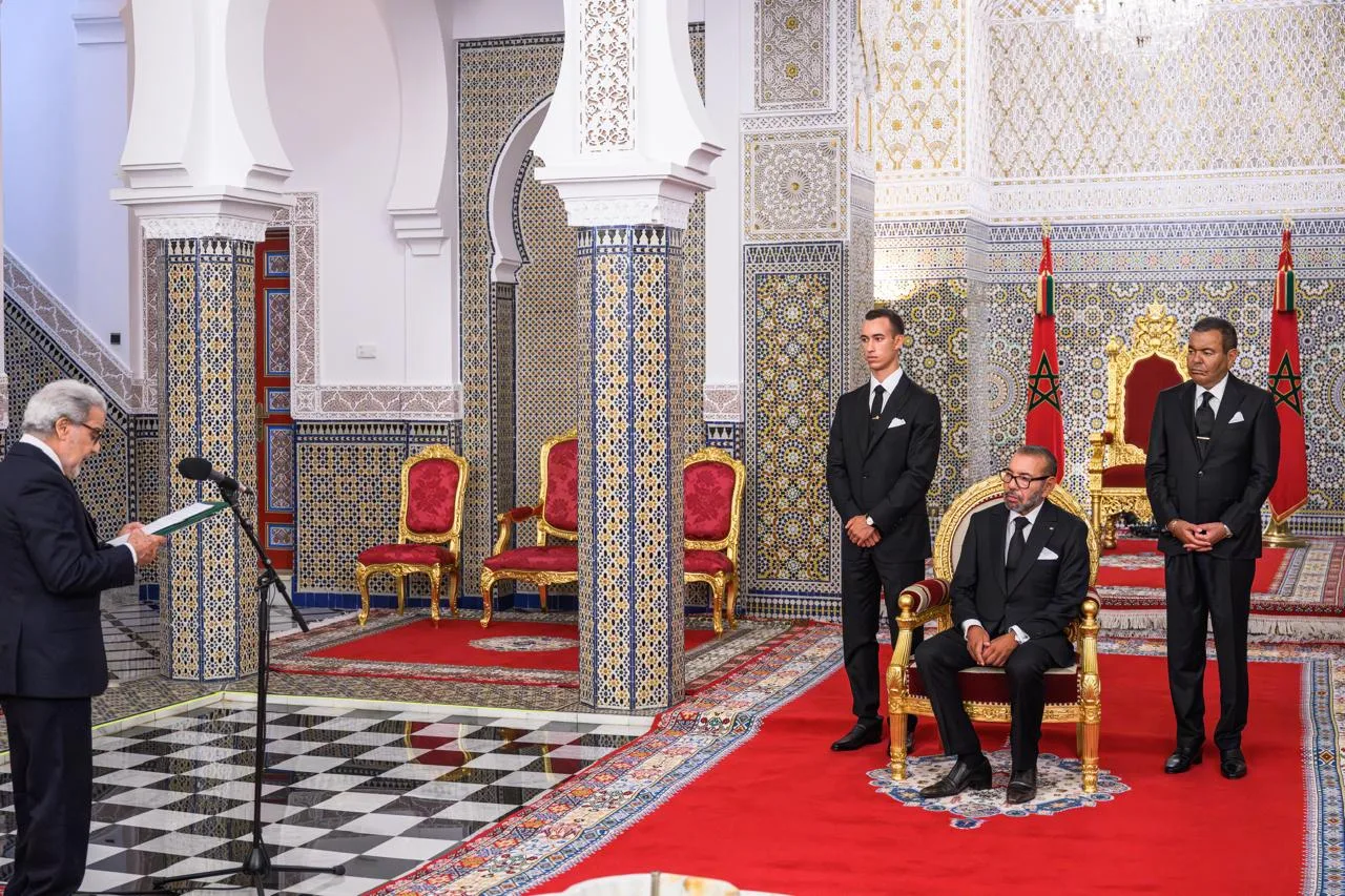 الجواهري يقدم للملك محمد السادس تقرير بنك المغرب.. نمو بـ4,9% وتضخم عند 0,8% في 2025