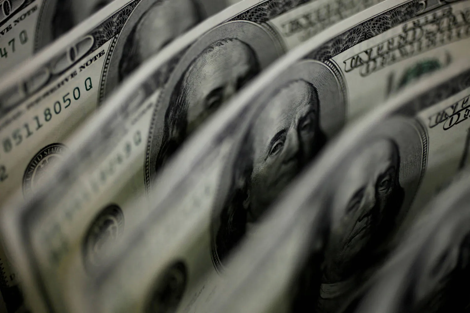 الدولار يرتفع إلى أعلى مستوى في أسبوع مع تصاعد التوترات