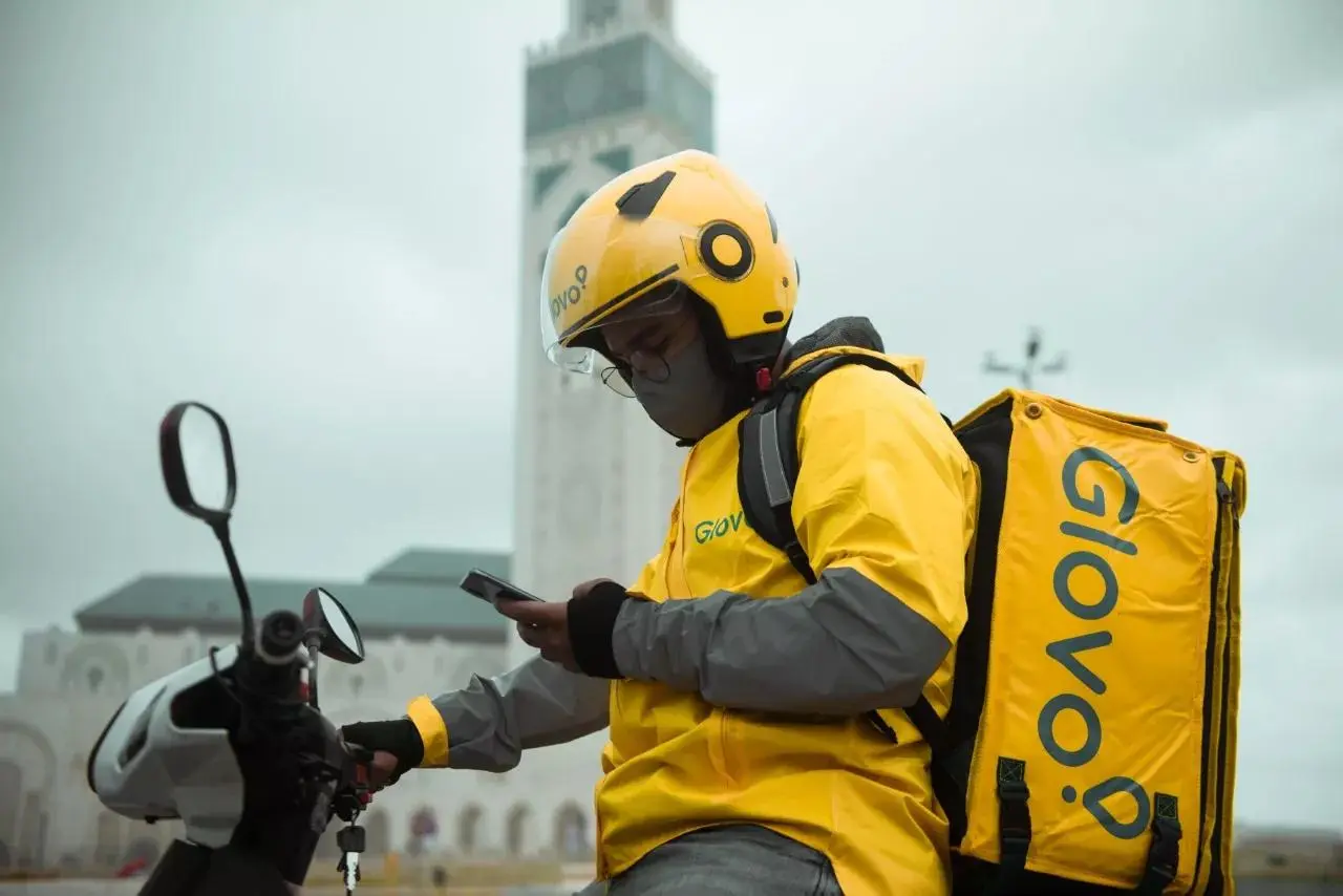 Glovo المغرب تطلق 10 آلاف حقيبة توصيل مرقمة لتعزيز السلامة الطرقية