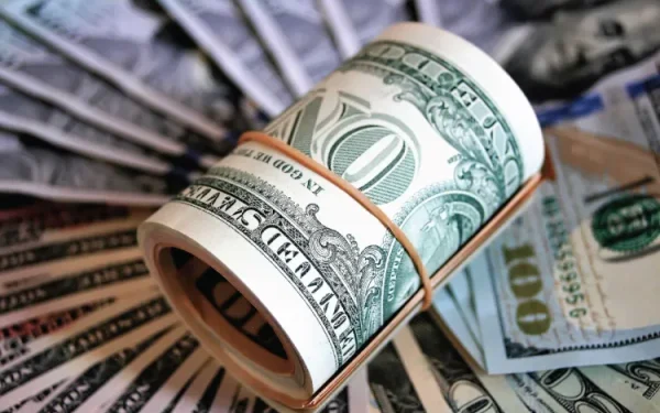 مركز التجاري للأبحاث يخفض توقعاته بشأن الدولار والدرهم