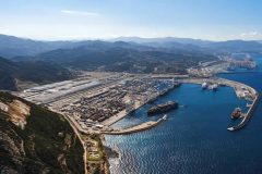 “لاتريبون”: مشاريع الموانئ المغربية تعزز موقع المغرب في التجارة الدولية