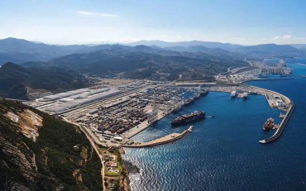 “لاتريبون”: مشاريع الموانئ المغربية تعزز موقع المغرب في التجارة الدولية