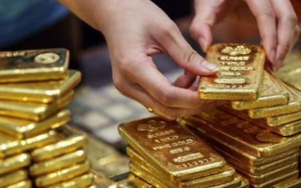 الذهب يتراجع 30 دولارا ويتجه إلى أكبر خسارة أسبوعية منذ أربعة أشهر